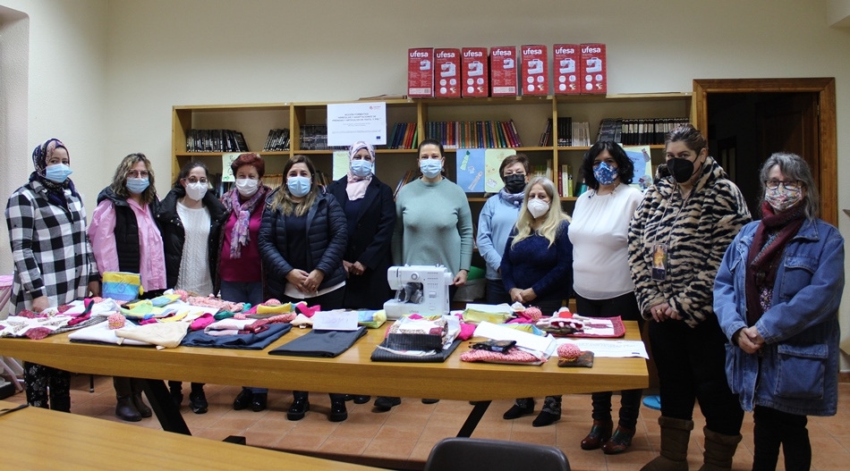 Clausurada la acción en costura de Cáritas, en la que han participado 8 mujeres